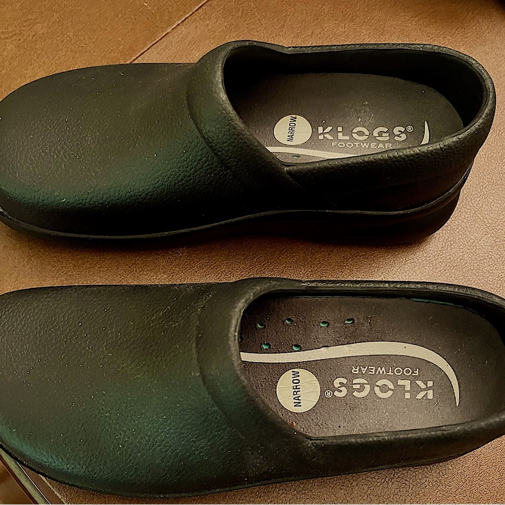 Like new womens size 5 Klogs non slip shoes